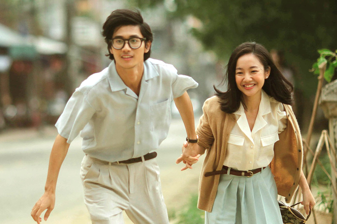 Diễn vi&ecirc;n Avin Lu (vai Trịnh C&ocirc;ng Sơn) v&agrave; Ho&agrave;ng H&agrave; (vai Dao &Aacute;nh) tr&ecirc;n phim Em v&agrave; Trịnh.