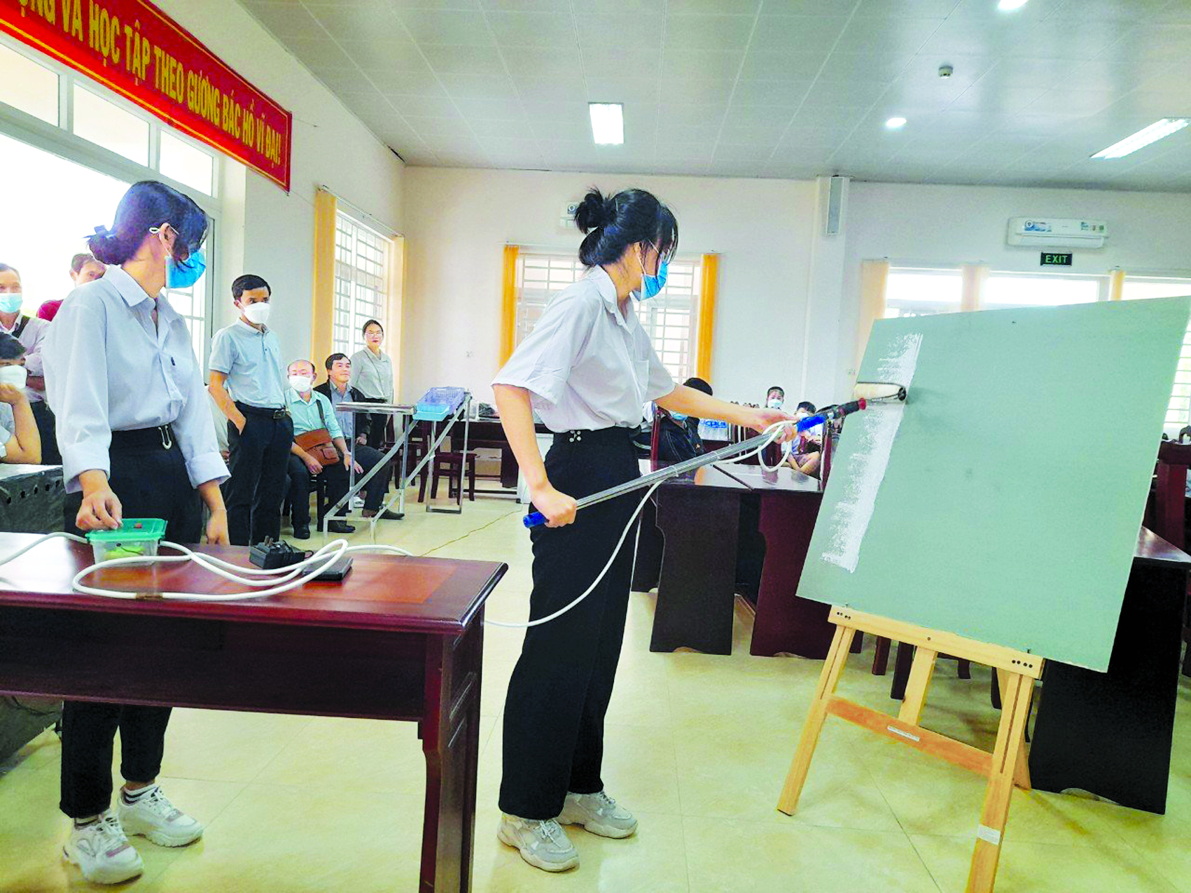 S&aacute;ng chế &ldquo;Dụng cụ sơn tường li&ecirc;n tục&rdquo;, được trao giải Nhất &ldquo;Cuộc thi s&aacute;ng tạo thanh, thiếu ni&ecirc;n, nhi đồng tỉnh Hậu Giang lần thứ ch&iacute;n - năm 2022&rdquo;. Năm 2021 cũng c&oacute; một học sinh ở tỉnh kh&aacute;c đoạt giải với s&aacute;ng chế tương tự (ảnh chụp lại từ c&aacute;c website đưa tin về c&aacute;c cuộc thi s&aacute;ng ch&ecirc; d&agrave;nh cho học sinh)