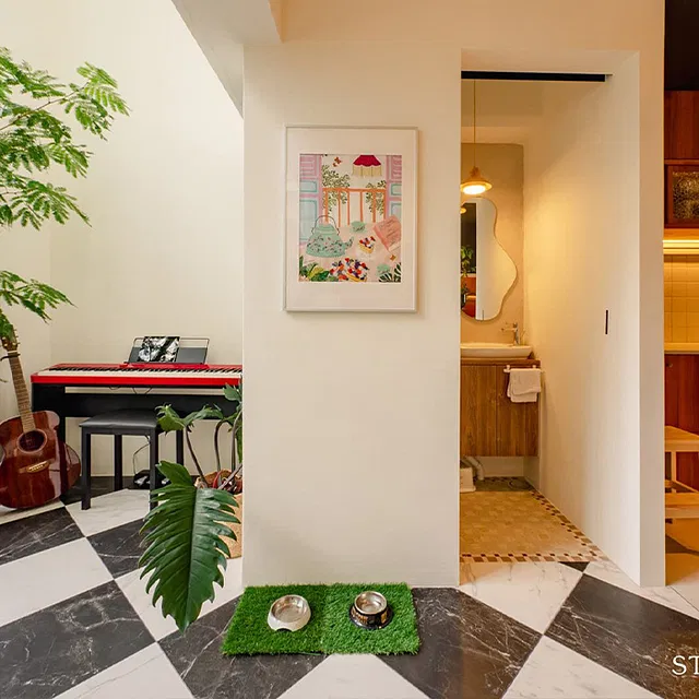 Đưa tầm nh&igrave;n v&agrave;o thực tế  16 / 20 t&iacute;n dụng: StackedHomes V&igrave; vậy, cặp vợ chồng đ&atilde; thực hiện th&agrave;nh c&ocirc;ng tầm nh&igrave;n của họ? Theo Joan, c&acirc;u trả lời l&agrave; c&oacute; v&agrave; kh&ocirc;ng.  Một số khu vực ch&iacute;nh x&aacute;c như họ đ&atilde; h&igrave;nh dung v&agrave; một số khu vực th&igrave; kh&ocirc;ng. V&agrave; l&yacute; do ch&iacute;nh đằng sau thất bại n&agrave;y l&agrave; ng&acirc;n s&aacute;ch của họ. Tuy nhi&ecirc;n, sự thỏa hiệp l&agrave; một kết quả cần thiết v&igrave; n&oacute; cho ph&eacute;p họ tu&acirc;n thủ chặt chẽ ng&acirc;n s&aacute;ch của m&igrave;nh.  N&oacute;i chung, n&oacute; vẫn kh&ocirc;ng phải l&agrave; vấn đề đối với họ. C&ocirc; n&oacute;i: &ldquo;Ch&uacute;ng t&ocirc;i đ&atilde; đạt được những g&igrave; ch&uacute;ng t&ocirc;i h&igrave;nh dung cho hầu hết c&aacute;c khu vực trong nh&agrave; của m&igrave;nh, nhưng một số khu vực vẫn đang trong qu&aacute; tr&igrave;nh ho&agrave;n thiện.  Rất may cho Joan, c&ocirc; ấy biết một ID địa phương m&agrave; c&ocirc; ấy c&oacute; thể tin tưởng &ndash; Atwell từ POMEX.
