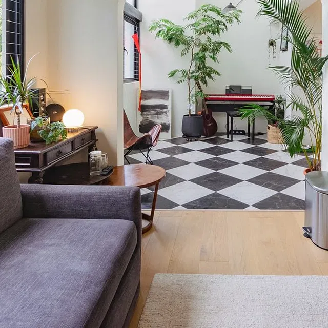 ph&ograve;ng tắm nắng  20/5 _ _ t&iacute;n dụng: StackedHomes Ngay sau ph&ograve;ng kh&aacute;ch, tr&ecirc;n c&ugrave;ng một tầng, l&agrave; ph&ograve;ng tắm nắng. Joan n&oacute;i: &ldquo;Ch&uacute;ng t&ocirc;i đ&atilde; ni&ecirc;m phong ban c&ocirc;ng ngo&agrave;i trời c&oacute; trần k&eacute;p bằng c&aacute;c cửa sổ lớn v&agrave; biến n&oacute; th&agrave;nh ph&ograve;ng tắm nắng. &ldquo;Về mặt bảo tr&igrave;, ph&ograve;ng tắm nắng dễ lau ch&ugrave;i hơn. V&agrave; nếu ch&uacute;ng ta muốn tận hưởng cảm gi&aacute;c ngo&agrave;i trời, tất cả c&aacute;c cửa sổ đều c&oacute; thể mở được.&rdquo;  S&agrave;n ca r&ocirc; đen trắng trong ph&ograve;ng tắm nắng l&agrave;m tăng th&ecirc;m sự tinh tế v&agrave; sang trọng cho căn ph&ograve;ng.