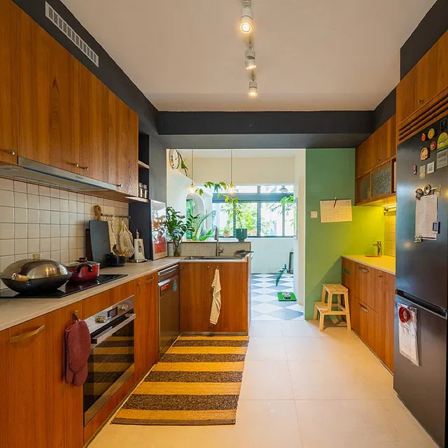 Ph&ograve;ng bếp  6 / 20 t&iacute;n dụng: StackedHomes Nh&agrave; bếp của họ mang đến một sự tương phản ho&agrave;n to&agrave;n với bầu kh&ocirc;ng kh&iacute; tươi s&aacute;ng trong c&aacute;c ph&ograve;ng kh&aacute;c. Ở đ&acirc;y, gỗ l&agrave; thiết kế chủ đạo l&agrave;m tăng th&ecirc;m sự ấm c&uacute;ng v&agrave; ấm c&uacute;ng.  Ngay cả khi khu vực n&agrave;y c&oacute; thể chứa một quầy đảo, cặp đ&ocirc;i đ&atilde; chọn kh&ocirc;ng l&agrave;m như vậy. Joan n&oacute;i rằng họ muốn giữ cho nh&agrave; bếp b&aacute;n mở.