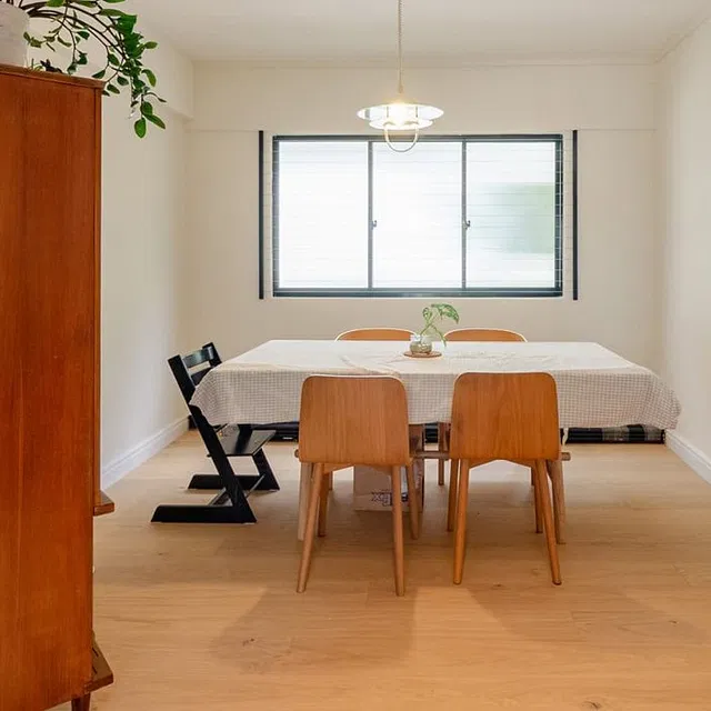 ăn uống  20/9 _ _ t&iacute;n dụng: StackedHomes Dường như l&agrave; một phần mở rộng của thiết kế tối giản của họ trong ph&ograve;ng kh&aacute;ch, khu vực ăn uống, được thiết kế với lối trang tr&iacute; sạch sẽ, c&oacute; bầu kh&ocirc;ng kh&iacute; tươi s&aacute;ng v&agrave;o ban ng&agrave;y &ndash; nhờ c&aacute;c cửa sổ lớn, mờ đ&oacute;n nắng. V&agrave; v&agrave;o buổi tối, một chiếc đ&egrave;n thả trang nh&atilde; duy nhất sẽ bao tr&ugrave;m to&agrave;n bộ căn ph&ograve;ng trong &aacute;nh s&aacute;ng ấm &aacute;p.  Vẻ đẹp của việc sử dụng thiết kế đơn giản n&agrave;y l&agrave; trải nghiệm ăn uống trở n&ecirc;n giống gia đ&igrave;nh hơn khi ăn c&ugrave;ng nhau v&agrave; thức ăn họ đang chia sẻ.