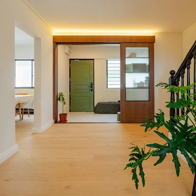 Atwell đảm bảo rằng cặp đ&ocirc;i sẽ kh&ocirc;ng gặp phải bất kỳ sự chậm trễ kh&ocirc;ng cần thiết n&agrave;o trong dự &aacute;n cải tạo của họ mặc d&ugrave; xảy ra v&agrave;o thời kỳ đỉnh điểm của đại dịch.  Chẳng hạn, cặp vợ chồng v&agrave; ID của họ đ&atilde; đồng &yacute; t&igrave;m nguồn phụ kiện v&agrave; lao động tại địa phương. Joan n&oacute;i: &ldquo;Ch&uacute;ng t&ocirc;i kh&ocirc;ng muốn đối mặt với sự chậm trễ kh&ocirc;ng cần thiết như đồ đạc bị mắc kẹt ở hải quan. &ldquo;Atwell cũng đảm bảo với ch&uacute;ng t&ocirc;i rằng họ đ&atilde; chuẩn bị sẵn tất cả c&aacute;c nhược điểm phụ v&agrave; nh&acirc;n lực. V&agrave; rằng kh&ocirc;ng c&oacute; sự chậm trễ n&agrave;o.&rdquo;  Như vậy, việc cải tạo của họ chỉ mất hai th&aacute;ng rưỡi để ho&agrave;n th&agrave;nh.  B&ecirc;n cạnh việc ưu ti&ecirc;n c&aacute;c vật liệu v&agrave; lao động c&oacute; nguồn gốc địa phương, mối quan t&acirc;m lớn nhất của họ l&agrave; n&oacute; phải trải qua một c&aacute;ch tiếp cận th&acirc;n thiện với m&ocirc;i trường. &ldquo;Ch&uacute;ng t&ocirc;i biết rằng ch&uacute;ng t&ocirc;i muốn c&oacute; một ng&ocirc;i nh&agrave; l&agrave;nh mạnh v&agrave; an to&agrave;n cho đứa con trai nhỏ của ch&uacute;ng t&ocirc;i lớn l&ecirc;n, v&igrave; vậy ch&uacute;ng t&ocirc;i đ&atilde; nỗ lực hết sức để đảm bảo rằng ch&uacute;ng t&ocirc;i giảm thiểu VOC v&agrave; h&oacute;a chất trong nh&agrave; của m&igrave;nh.&rdquo;  Cặp đ&ocirc;i đ&atilde; sử dụng sơn Natura của Benjamin Moore &ndash; một loại sơn kh&ocirc;ng chứa VOC. Họ cũng giảm việc sử dụng gỗ d&aacute;n v&agrave; tr&aacute;nh c&aacute;c phụ kiện cần keo. Joan n&oacute;i th&ecirc;m: &ldquo;Nh&agrave; bếp của ch&uacute;ng t&ocirc;i c&oacute; tủ gỗ v&agrave; ch&uacute;ng t&ocirc;i sử dụng xi măng si&ecirc;u nhỏ cho ph&ograve;ng tắm của m&igrave;nh. &ldquo;Tủ quần &aacute;o của ch&uacute;ng t&ocirc;i sử dụng hệ thống cột v&agrave; v&aacute;n &eacute;p bạch dương, ho&agrave;n to&agrave;n kh&ocirc;ng cần đến keo d&aacute;n.&rdquo;