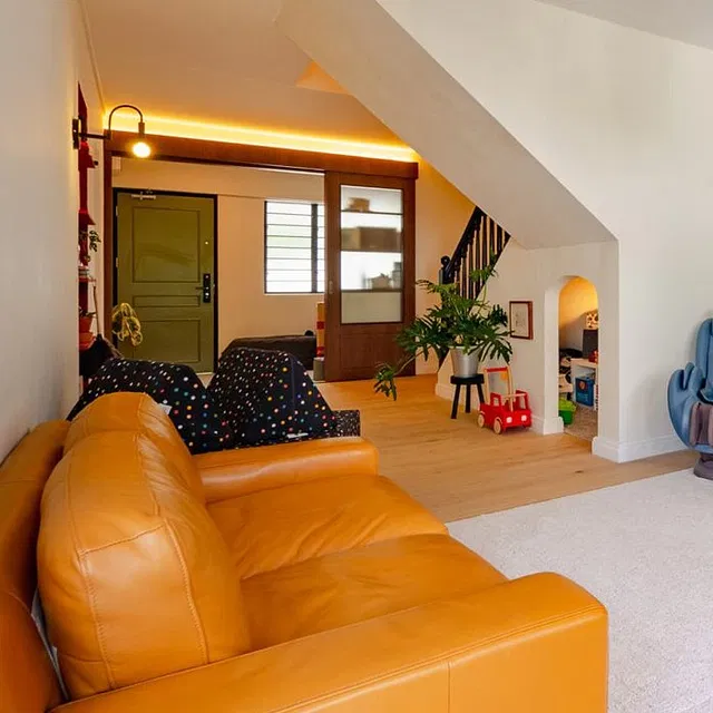 Ph&ograve;ng kh&aacute;ch  2 / 20 t&iacute;n dụng: StackedHomes Khi bạn bước v&agrave;o nh&agrave; v&agrave; trước khi đến ph&ograve;ng kh&aacute;ch, thật kh&oacute; để kh&ocirc;ng ch&uacute; &yacute; đến khu vực lưu trữ dễ thương b&ecirc;n dưới cầu thang. Đồ chơi, s&aacute;ch v&agrave; những thứ lộn xộn kh&aacute;c của con họ được cất gọn g&agrave;ng ở đ&acirc;y &ndash; để lấy v&agrave; dọn dẹp nhanh ch&oacute;ng.   3 / 20 t&iacute;n dụng: StackedHomes Ph&ograve;ng kh&aacute;ch s&aacute;ng sủa v&agrave; tho&aacute;ng m&aacute;t với &aacute;nh s&aacute;ng từ c&aacute;c cửa sổ lớn v&agrave; khu vực ph&ograve;ng tắm nắng sau đ&oacute;. Nh&igrave;n ra b&ecirc;n ngo&agrave;i cửa sổ, những c&acirc;y cọ tươi tốt v&agrave; những t&aacute;n l&aacute; kh&aacute;c mang đến một khung cảnh tuyệt đẹp v&agrave; sự ri&ecirc;ng tư tuyệt vời.   20/4 _ _ t&iacute;n dụng: StackedHomes V&igrave; vậy, cặp đ&ocirc;i quyết định kh&ocirc;ng để cửa sổ kh&ocirc;ng c&oacute; r&egrave;m. Trang tr&iacute; m&agrave;u xanh l&aacute; c&acirc;y b&ecirc;n ngo&agrave;i cửa sổ dễ d&agrave;ng tr&agrave;n v&agrave;o b&ecirc;n trong v&igrave; c&oacute; v&ocirc; số c&acirc;y trồng trong nh&agrave; trong ph&ograve;ng kh&aacute;ch.