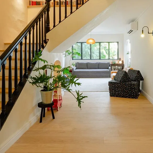 ph&ograve;ng ngủ  20/10 _ _ t&iacute;n dụng: StackedHomes D&atilde;y cầu thang dẫn l&ecirc;n c&aacute;c tầng tr&ecirc;n được thiết kế gọn g&agrave;ng, với c&aacute;c thanh vịn bằng gỗ sẫm m&agrave;u c&agrave;ng t&ocirc;n th&ecirc;m vẻ sang trọng. Nhiều loại s&aacute;ch xếp dọc theo bức tường đối diện, cho thấy rằng tất cả chỉ để đọc v&agrave; thư gi&atilde;n ở tầng n&agrave;y.  C&oacute; ba ph&ograve;ng ngủ tr&ecirc;n lầu v&agrave; hai ph&ograve;ng tắm &ndash; một cho kh&aacute;ch v&agrave; một trong ph&ograve;ng ngủ của chủ nh&acirc;n.