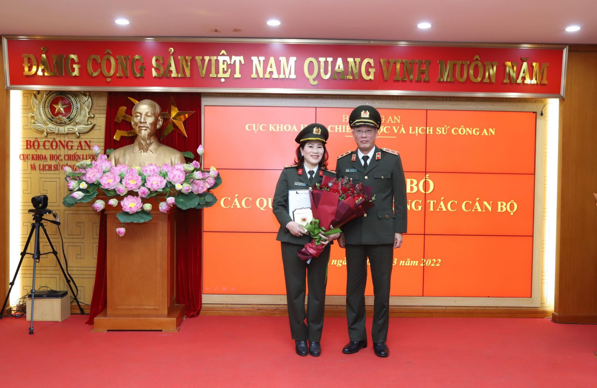 Thượng t&aacute; Đậu Thị Ho&agrave;i Thanh (b&ecirc;n tr&aacute;i) c&oacute; hơn 100 b&agrave;i thơ được phổ nhạc