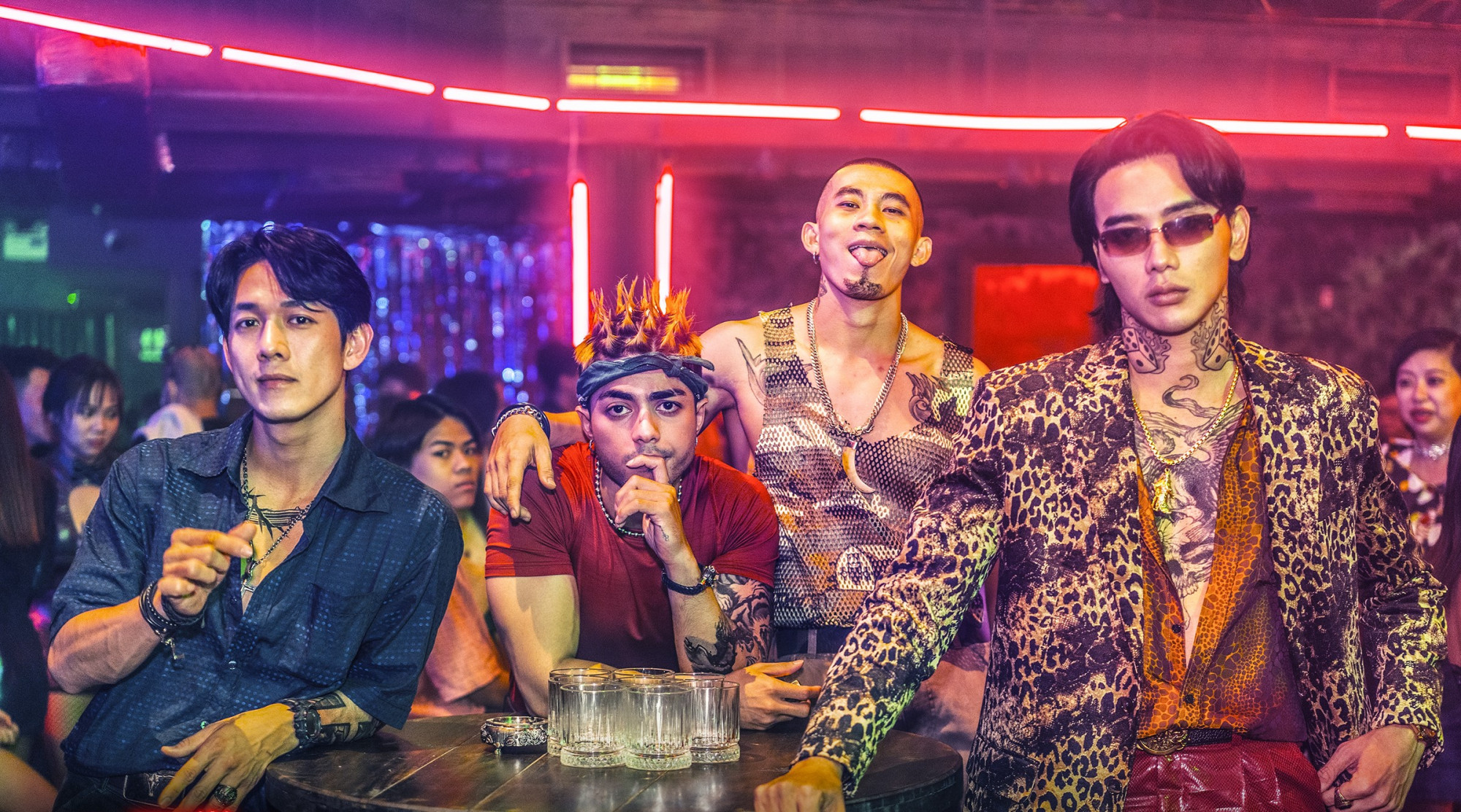 C&ugrave;ng với Song Lu&acirc;n (b&igrave;a tr&aacute;i), Thuận Nguyễn (b&igrave;a phải) đảm nhiệm tuyến vai ch&iacute;nh phản diện trong phim 
