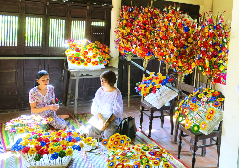 Những sản phẩm hoa giấy của Maypaperflower thường được lấy cảm hứng từ l&agrave;ng nghề hoa giấy Thanh Ti&ecirc;n (Huế)