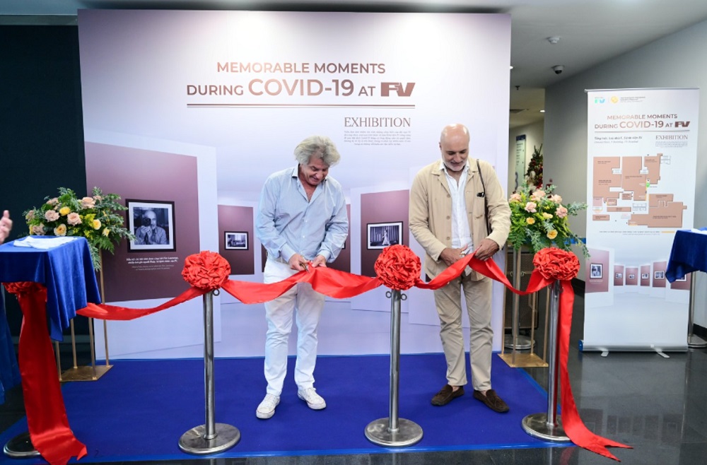 B&aacute;c sĩ Jean-Marcel Guillon - Tổng gi&aacute;m đốc Bệnh viện FV (tr&aacute;i) c&ugrave;ng nhiếp ảnh gia Pier Laurenza cắt băng khai mạc triển l&atilde;m ng&agrave;y 8/12 - Ảnh: FV