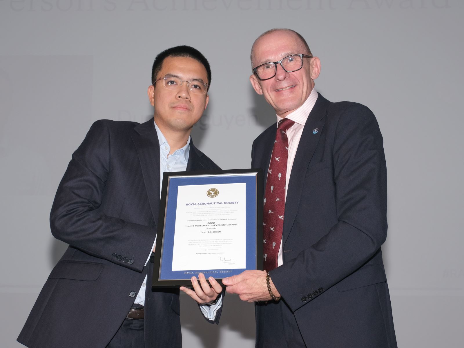 Tiến sĩ Nguyễn Huyền Đức v&agrave; Chủ tịch Raes Peter Round tại Lễ trao giải thưởng ở London. Ảnh tư liệu: RaeS