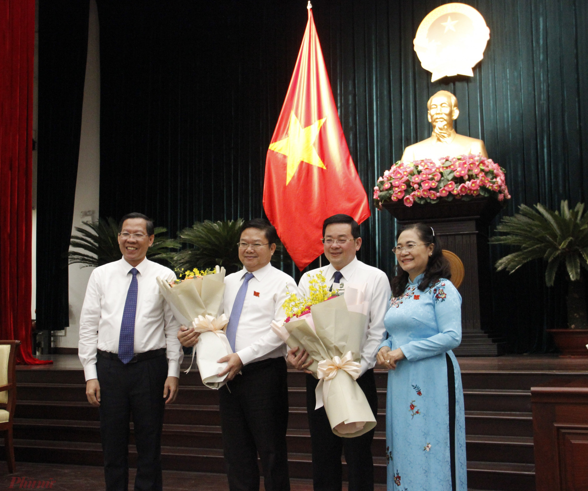 L&atilde;nh đạo HĐND v&agrave; UBND TPHCM tặng hoa ch&uacute;c mừng hai t&acirc;n Ủy vi&ecirc;n UBND th&agrave;nh phố.
