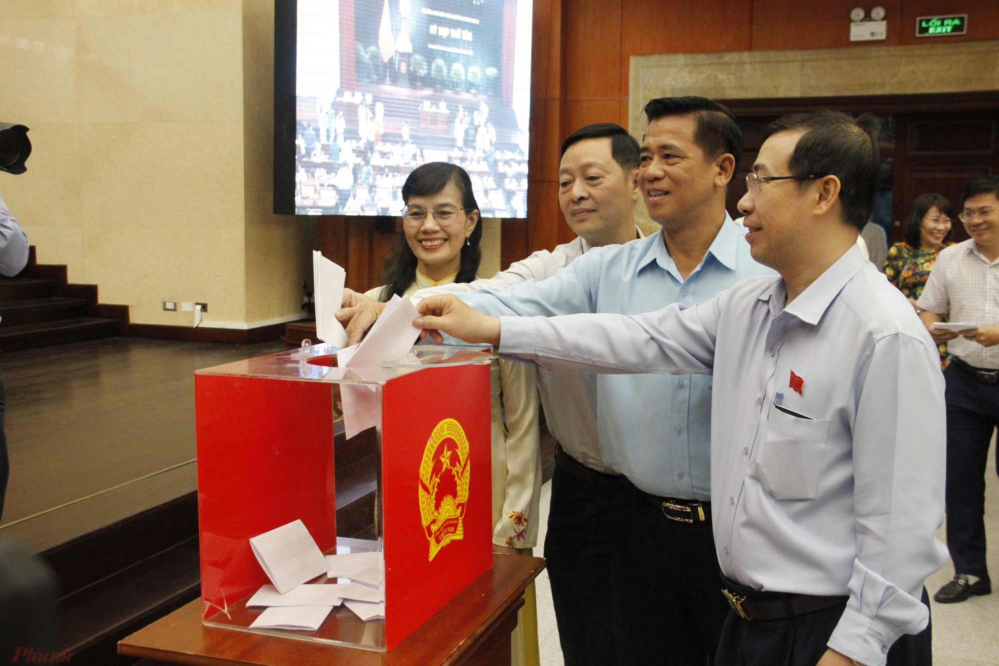 C&aacute;c đại biểu HĐND bỏ phiếu bầu Ủy vi&ecirc;n UBND TPHCM nhiệm kỳ 2021-2026
