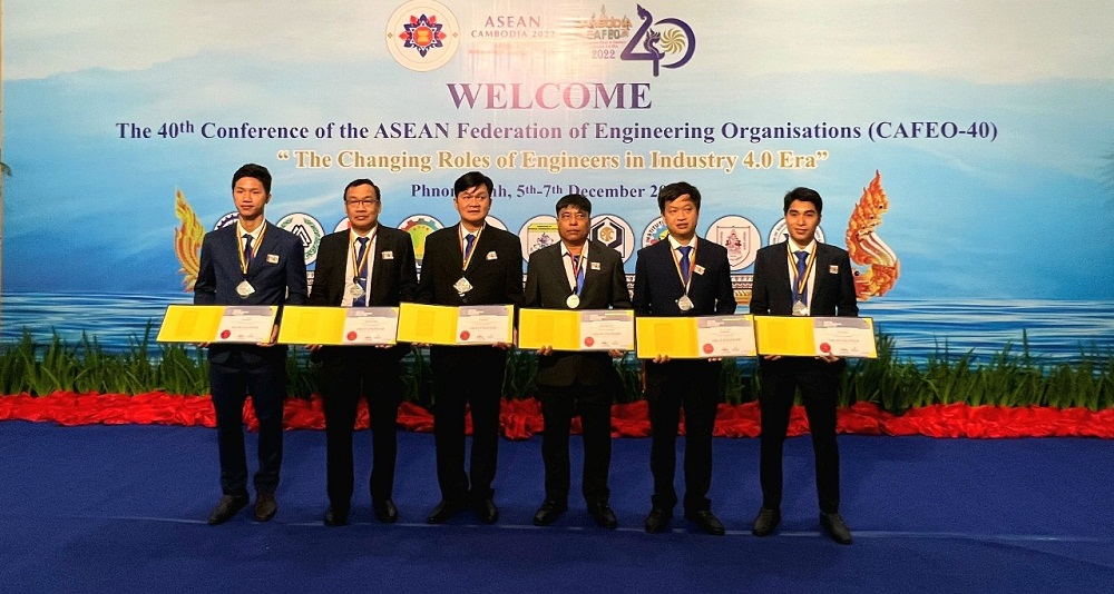 6 kỹ sư thuộc EVNHCMC đại diện cho 64 kỹ sư ASEAN nhận chứng chỉ tại hội nghị lần n&agrave;y - Ảnh: ENVHCMC