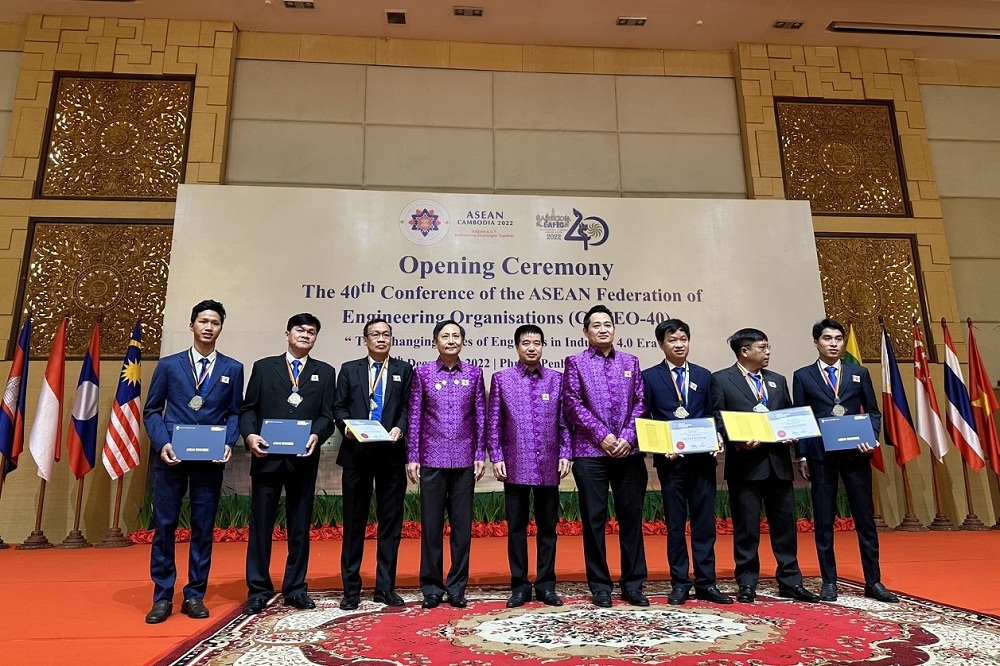 Đo&agrave;n kỹ sư ASEAN của EVNHCMC chụp h&igrave;nh lưu niệm với ban tổ chức Hội nghị CAFEO-40 - Ảnh: EVNHCMC