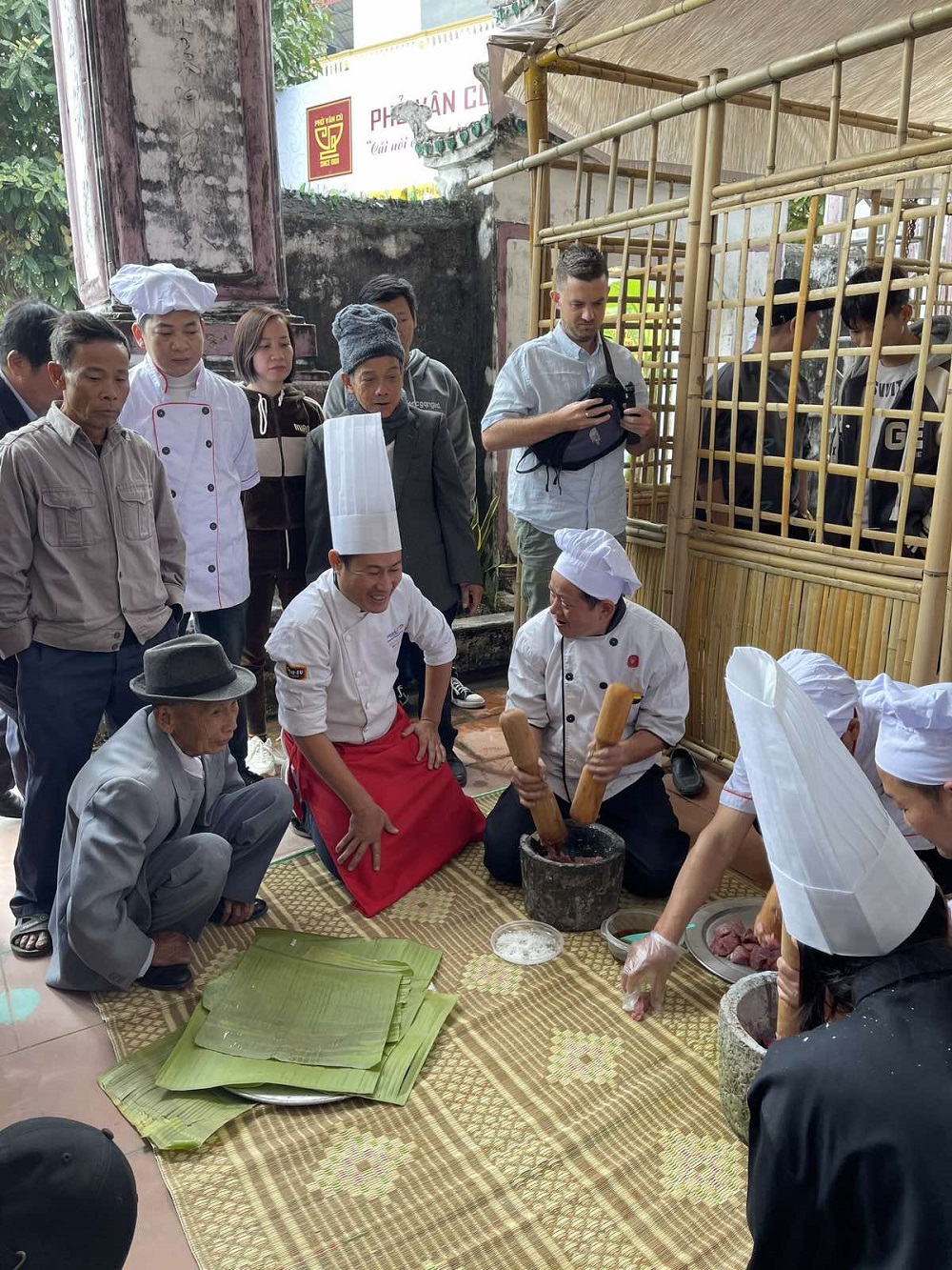 Du kh&aacute;ch nước ngo&agrave;i trong Tour thăm l&agrave;ng Phở th&iacute;ch th&uacute; xem gi&atilde; gi&ograve; - Ảnh: Masan