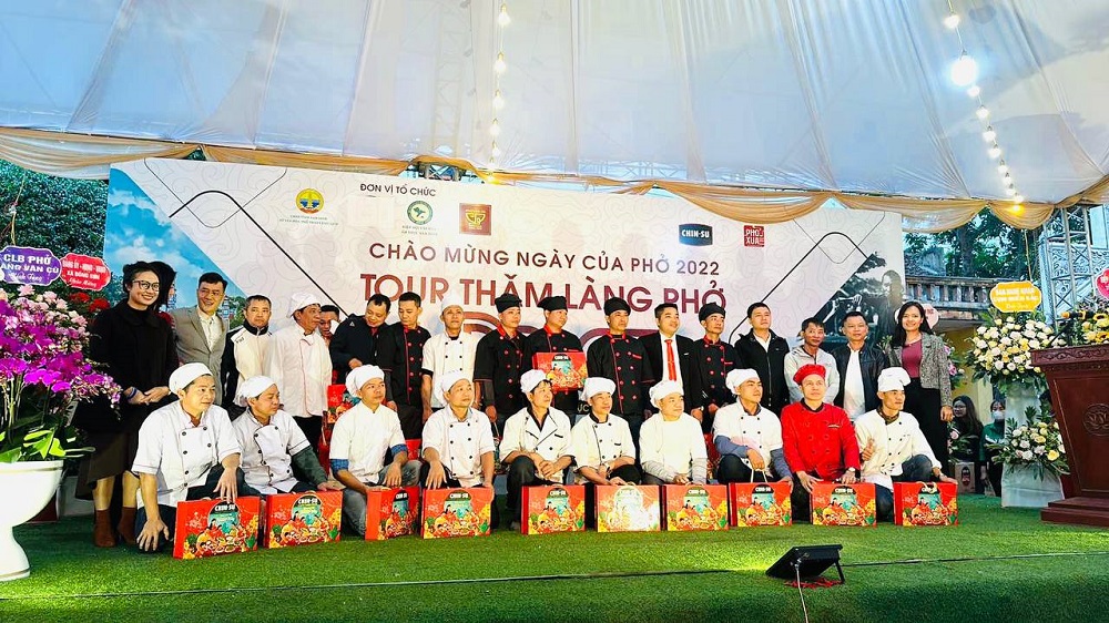 Th&agrave;nh vi&ecirc;n Chi hội phở V&acirc;n C&ugrave; sau khi ra mắt đ&atilde; nhận qu&agrave; tặng đến từ nh&atilde;n h&agrave;ng CHIN-SU - Ảnh: Masan