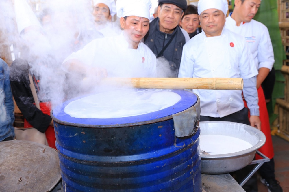 Khu vực t&aacute;i hiện l&agrave;m b&aacute;nh phở truyền thống thu h&uacute;t đ&ocirc;ng đảo d&acirc;n l&agrave;ng v&agrave; kh&aacute;ch tham quan - Ảnh: Masan
