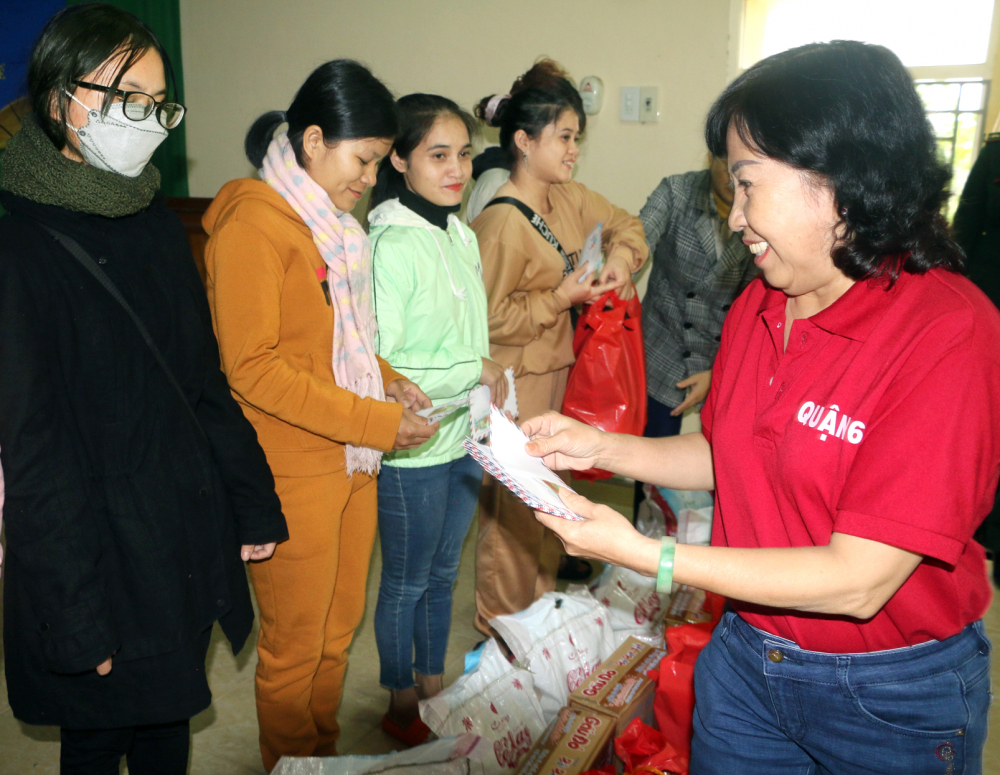 Đại diện đo&agrave;n từ thiện tặng qu&agrave; cho b&agrave; con ngh&egrave;o c&aacute;c x&atilde; v&ugrave;ng bi&ecirc;n Đ&ocirc;ng Sơn, L&acirc;m Đớt
