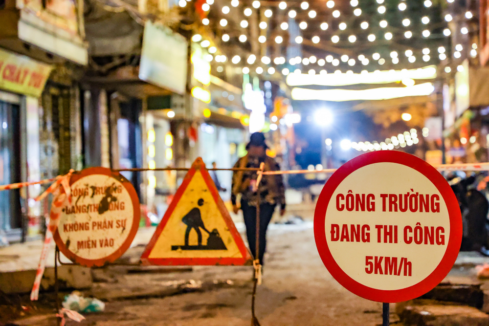Trả lời b&aacute;o ch&iacute;, &ocirc;ng Nguyễn D&acirc;n Huy, Chủ tịch UBND phường Tr&uacute;c Bạch cho biết, trong khoảng 45 ng&agrave;y, UBND quận Ba Đ&igrave;nh phối hợp với phường Tr&uacute;c Bạch đ&ocirc;n đốc đơn vị thi c&ocirc;ng 3 ca/ng&agrave;y; nhanh ch&oacute;ng cải tạo hạ tầng kỹ thuật, chỉnh trang đ&ocirc; thị để sẵn s&agrave;ng triển khai th&iacute; điểm đề &aacute;n Khu phố ẩm thực đi bộ Đảo Ngọc - Ngũ X&atilde; trước Tết Dương lịch 2023.