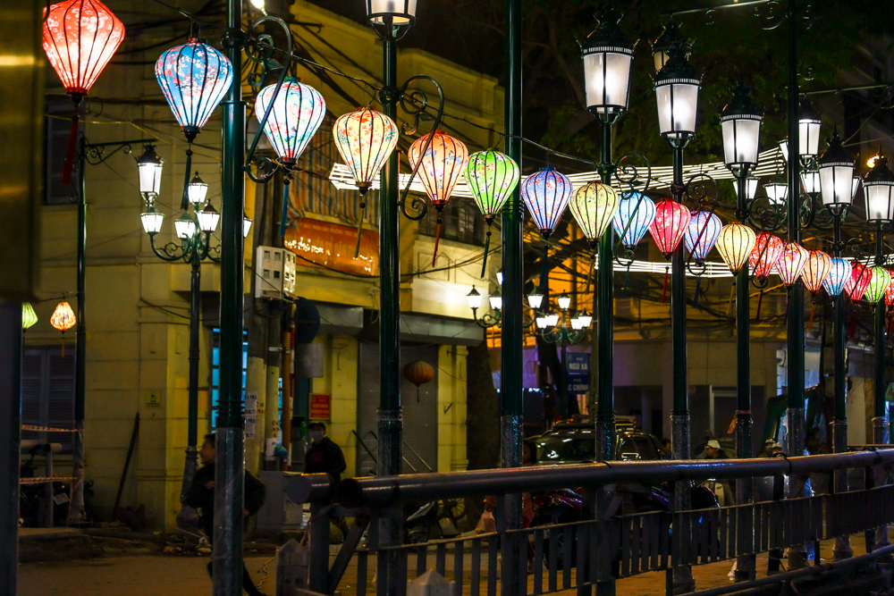 Hệ thống &aacute;nh s&aacute;ng đang được thi c&ocirc;ng đồng bộ. Những chiếc đ&egrave;n lồng rực rỡ l&agrave; điểm nhấn về thẩm mỹ tr&ecirc;n to&agrave;n tuyến phố.