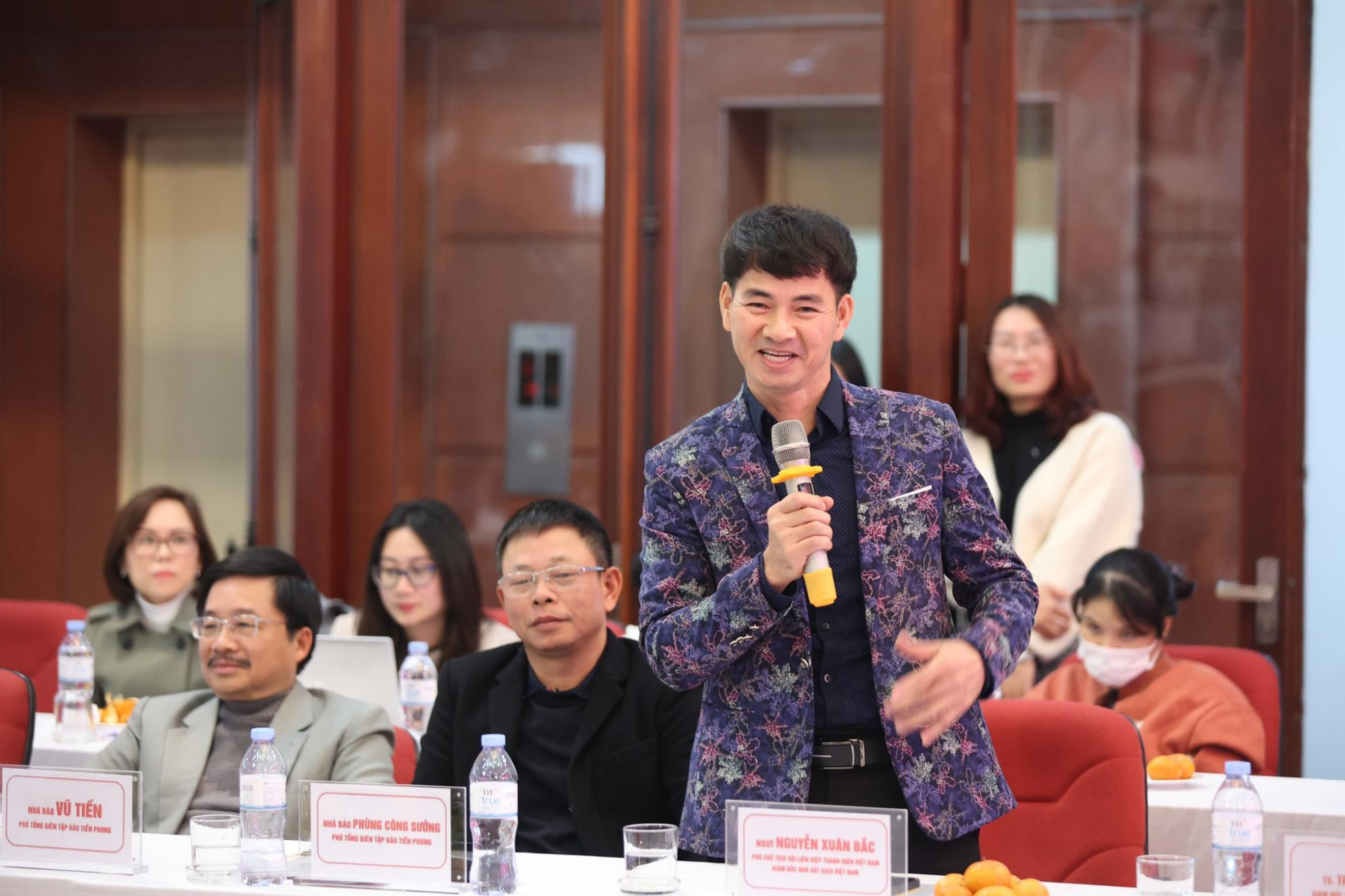 Nghệ sĩ Xu&acirc;n Bắc l&agrave; một trong những nghệ sĩ Việt lu&ocirc;n đồng h&agrave;nh c&ugrave;ng chương tr&igrave;nh hiến m&aacute;u, cứu người trong nhiều năm gần đ&acirc;y. Anh được Ban tổ chức gọi vui l&agrave; đại sứ kh&ocirc;ng ch&iacute;nh thức của chương tr&igrave;nh Chủ nhật đỏ, b&ecirc;n cạnh những người đẹp, hoa hậu nổi tiếng tham gia chương tr&igrave;nh