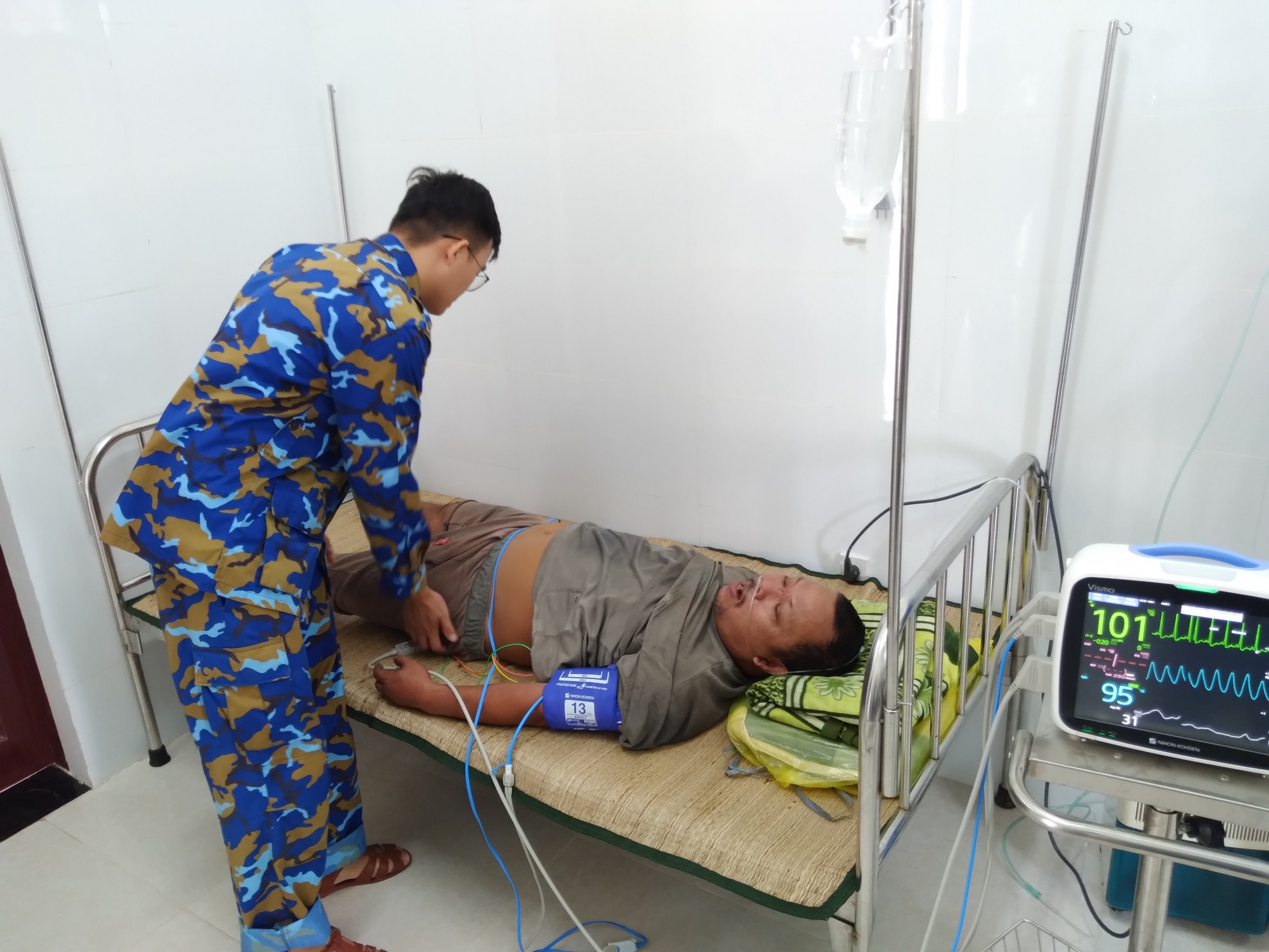 Qu&acirc;n y của đảo thăm, kh&aacute;m cho bệnh nh&acirc;n Hửu - Ảnh: Nguyễn Cao