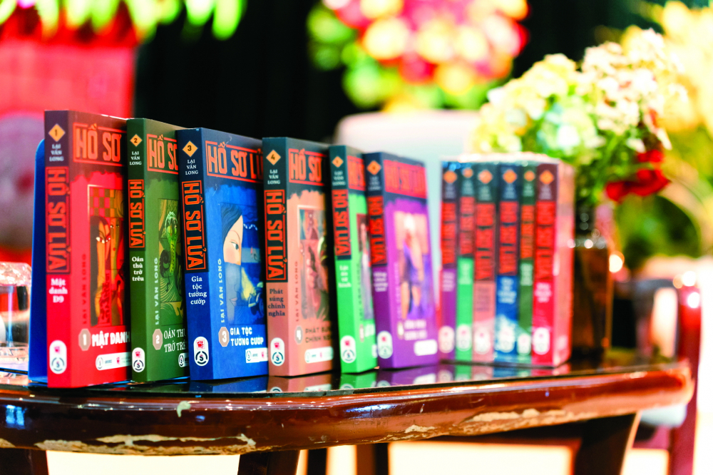 Bộ tiểu thuyết Hồ sơ lửa vừa được xác lập kỷ lục Việt Nam ẢNH: SBOOKS