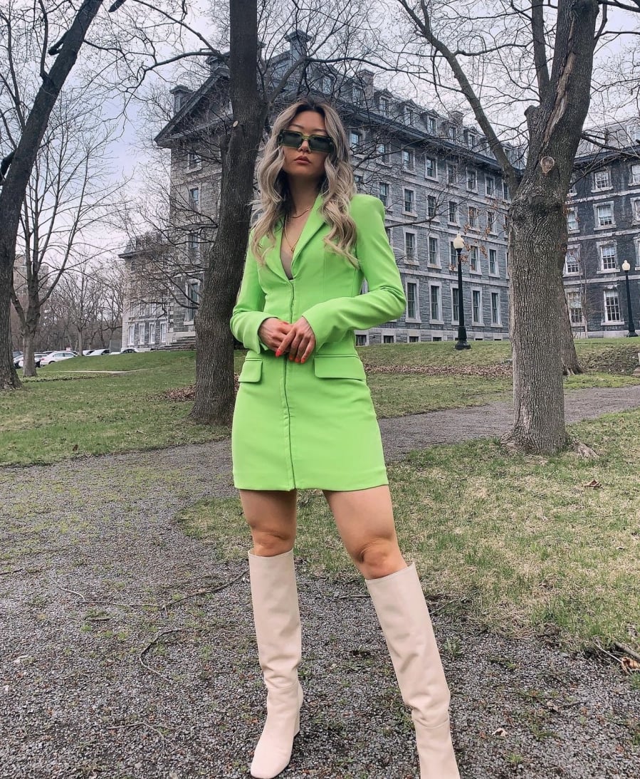 Chị em c&oacute; thể biến blazer d&aacute;ng d&agrave;i th&agrave;nh v&aacute;y liền th&acirc;n kết hợp c&ugrave;ng boots cao ngang đ&ugrave;i m&agrave;u beige để c&oacute; ngay bộ c&aacute;nh nổi bật, mang đậm c&aacute; t&iacute;nh ri&ecirc;ng.