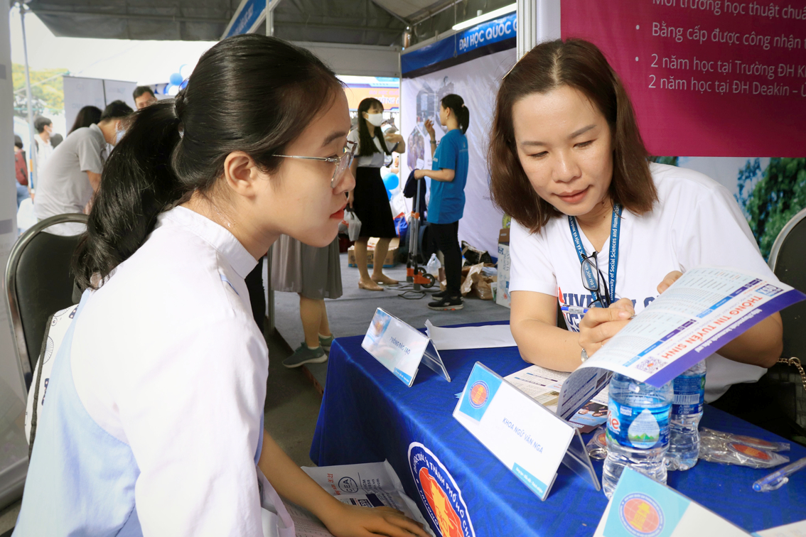 Hoạt động tư vấn tuyển sinh tại Trường đại học Khoa học x&atilde; hội v&agrave; nh&acirc;n văn (Đại học Quốc gia TPHCM) - ẢNH: P.T