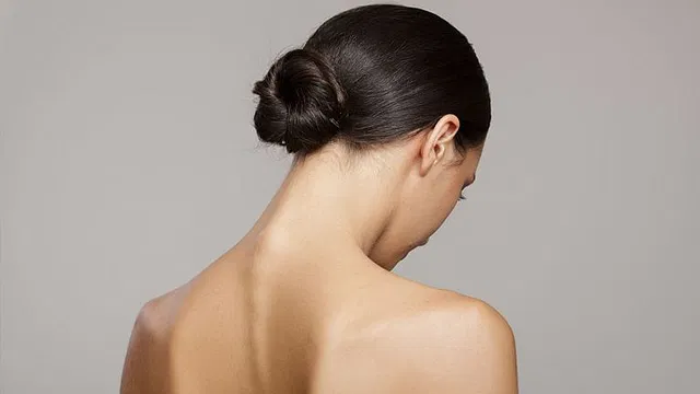 Giữ một b&agrave;n chải đ&aacute;nh răng tiện dụng  4/10 _ _ T&iacute;n dụng: 123rf Xịt một &iacute;t keo xịt t&oacute;c l&ecirc;n l&ocirc;ng b&agrave;n chải v&agrave; nhẹ nh&agrave;ng chải qua những sợi t&oacute;c bồng bềnh để xử l&yacute;.