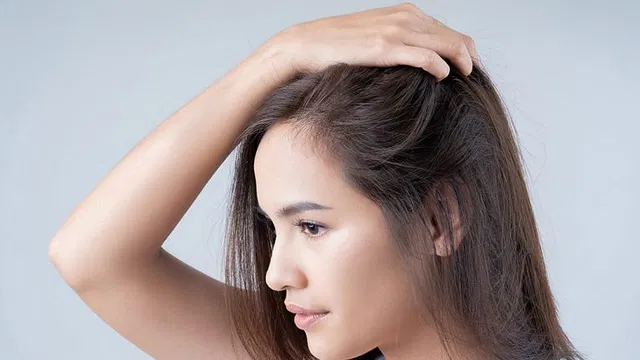 Tối đa h&oacute;a dầu gội kh&ocirc; của bạn  5/10 _ _ T&iacute;n dụng: 123rf Dầu gội kh&ocirc; l&agrave; lựa chọn ho&agrave;n hảo để hấp thụ dầu thừa tr&ecirc;n da đầu, loại dầu c&oacute; thể khiến t&oacute;c bạn tr&ocirc;ng khập khiễng v&agrave; bết. Ch&uacute;ng cũng rất tuyệt khi bạn kh&ocirc;ng c&oacute; thời gian để gội đầu.  Thoa dầu gội kh&ocirc; l&ecirc;n ch&acirc;n t&oacute;c c&oacute; thể gi&uacute;p tạo độ phồng cho t&oacute;c. Một mẹo hay cần biết khi thoa dầu gội kh&ocirc; l&ecirc;n t&oacute;c l&agrave; lật ngược đầu v&agrave; xịt dầu gội kh&ocirc; v&agrave;o mặt dưới của t&oacute;c. Bằng c&aacute;ch n&agrave;y, bạn sẽ c&oacute; được độ d&agrave;y m&agrave; vẫn giữ nguy&ecirc;n độ b&oacute;ng. Điều kiện  trước v&agrave; sau khi  gội đầu