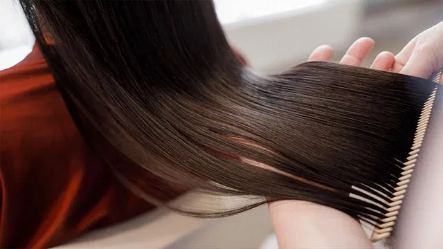 Điều kiện trước v&agrave; sau khi gội đầu  6/10 _ _ T&iacute;n dụng: 123rf Nếu c&oacute; m&aacute;i t&oacute;c đẹp, bạn c&oacute; thể thử d&ugrave;ng dầu xả trước v&agrave; sau khi gội đầu. L&yacute; do l&agrave;: đ&oacute; l&agrave; một c&aacute;ch tuyệt vời để bổ sung dưỡng chất cho m&aacute;i t&oacute;c đẹp m&agrave; kh&ocirc;ng l&agrave;m nặng t&oacute;c. Hơn nữa, v&igrave; t&oacute;c yếu v&agrave; dễ g&atilde;y rụng nhất khi t&oacute;c ướt, n&ecirc;n thoa dầu dưỡng t&oacute;c trước khi gội đầu c&oacute; thể gi&uacute;p bảo vệ c&aacute;c sợi t&oacute;c. Dầu xả cũng gi&uacute;p t&oacute;c kh&ocirc;ng bị rối khi bạn gội đầu. Bạn cũng cần d&ugrave;ng dầu xả sau khi gội sạch v&igrave; dầu gội sẽ loại bỏ b&atilde; nhờn, bụi bẩn v&agrave; cặn h&oacute;a chất, nhưng n&oacute; cũng c&oacute; thể l&agrave;m kh&ocirc; t&oacute;c, v&igrave; vậy bạn cần bảo vệ t&oacute;c.