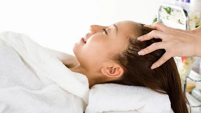 Bắt đầu với da đầu  2/10 _ _ T&iacute;n dụng: 123rf Đừng tr&igrave; ho&atilde;n việc sử dụng phương ph&aacute;p điều trị da đầu cho đến khi bạn thấy c&aacute;c vấn đề như rụng t&oacute;c. Bắt đầu chế độ chăm s&oacute;c da đầu thường xuy&ecirc;n v&agrave; thực hiện điều trị da đầu mỗi th&aacute;ng một lần sẽ gi&uacute;p t&oacute;c bạn ph&aacute;t triển khỏe mạnh.