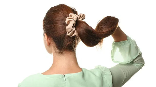 N&oacute;i kh&ocirc;ng với cao su  8/10 _ _ T&iacute;n dụng: 123rf Kh&ocirc;ng d&ugrave;ng d&acirc;y chun để buộc t&oacute;c v&igrave; ch&uacute;ng sẽ k&eacute;o t&oacute;c v&agrave; da đầu, l&agrave;m yếu c&aacute;c sợi t&oacute;c v&agrave; g&acirc;y g&atilde;y rụng. Thay v&agrave;o đ&oacute;, h&atilde;y sử dụng d&acirc;y thun bọc vải để giảm ma s&aacute;t giữa t&oacute;c v&agrave; d&acirc;y thun.