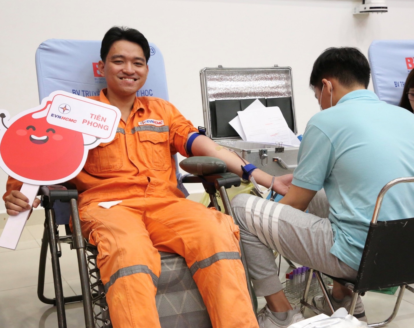 Hiến m&aacute;u cứu người l&agrave; hoạt động &yacute; nghĩa lan tỏa những điều tốt đẹp đến với cộng đồng - Ảnh: EVNHCMC