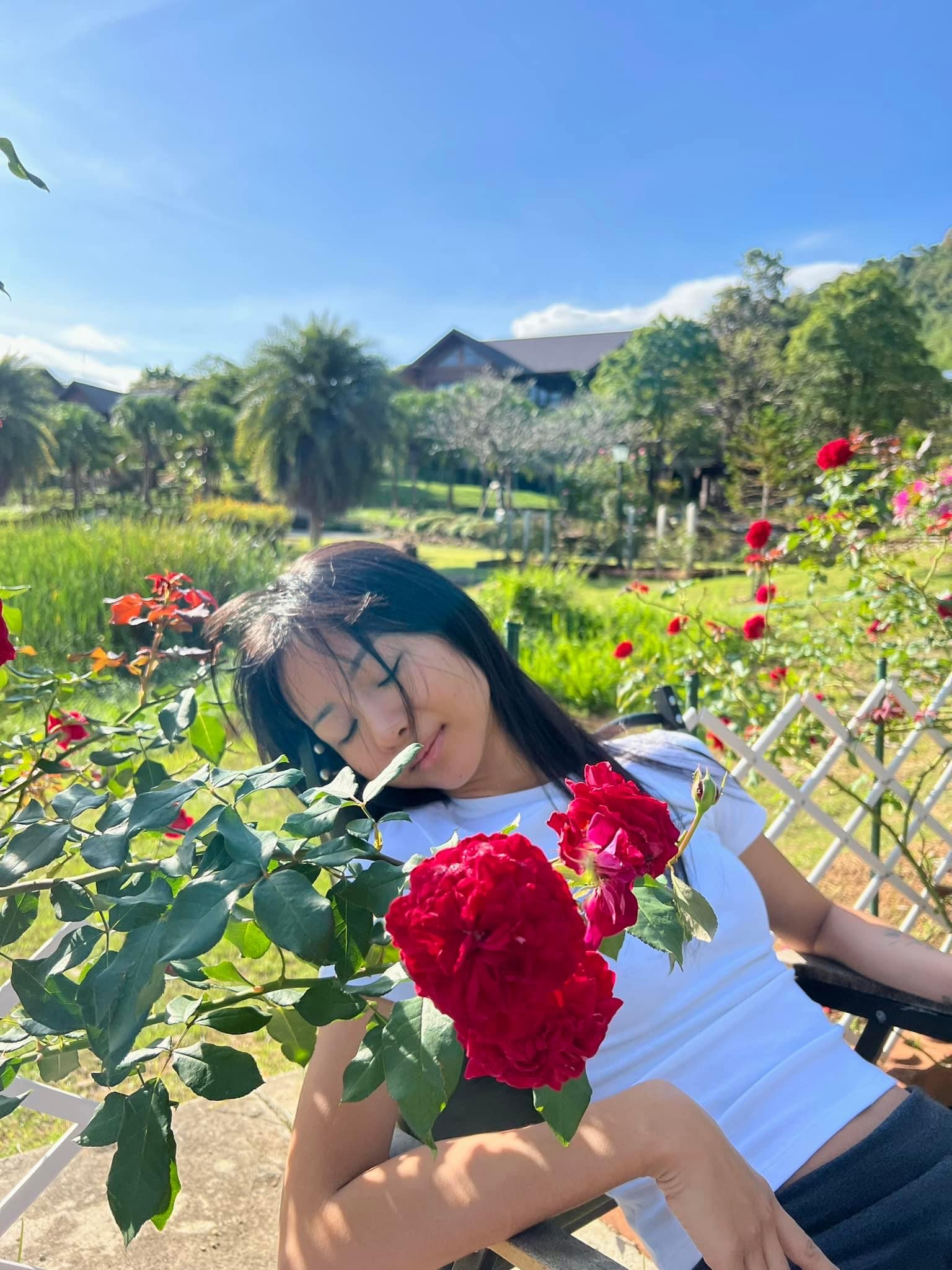 Suboi cũng tự tin tung ảnh khoe mặt mộc kh&ocirc;ng t&igrave; vết. L&agrave;n da của nữ rapper mịn m&agrave;ng, kh&ocirc;ng c&oacute; khuyết điểm.
