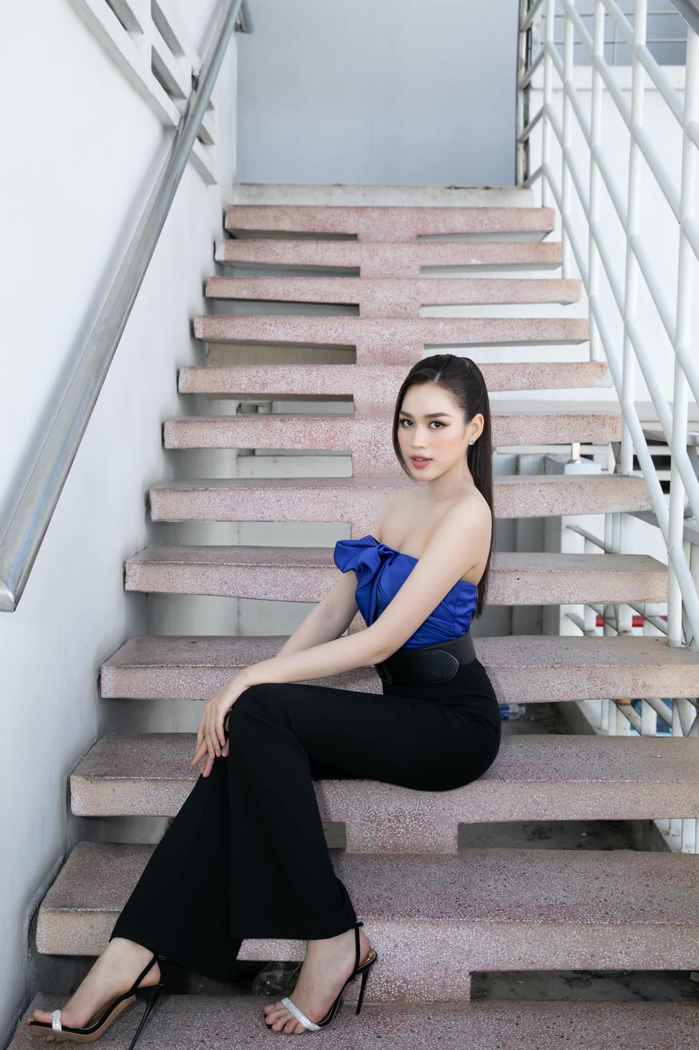 Jumpsuit, quần &acirc;u cạp cao cũng l&agrave; lựa chọn tối ưu để t&ocirc;n l&ecirc;n ưu điểm h&igrave;nh thể của Đỗ Thị H&agrave;. 