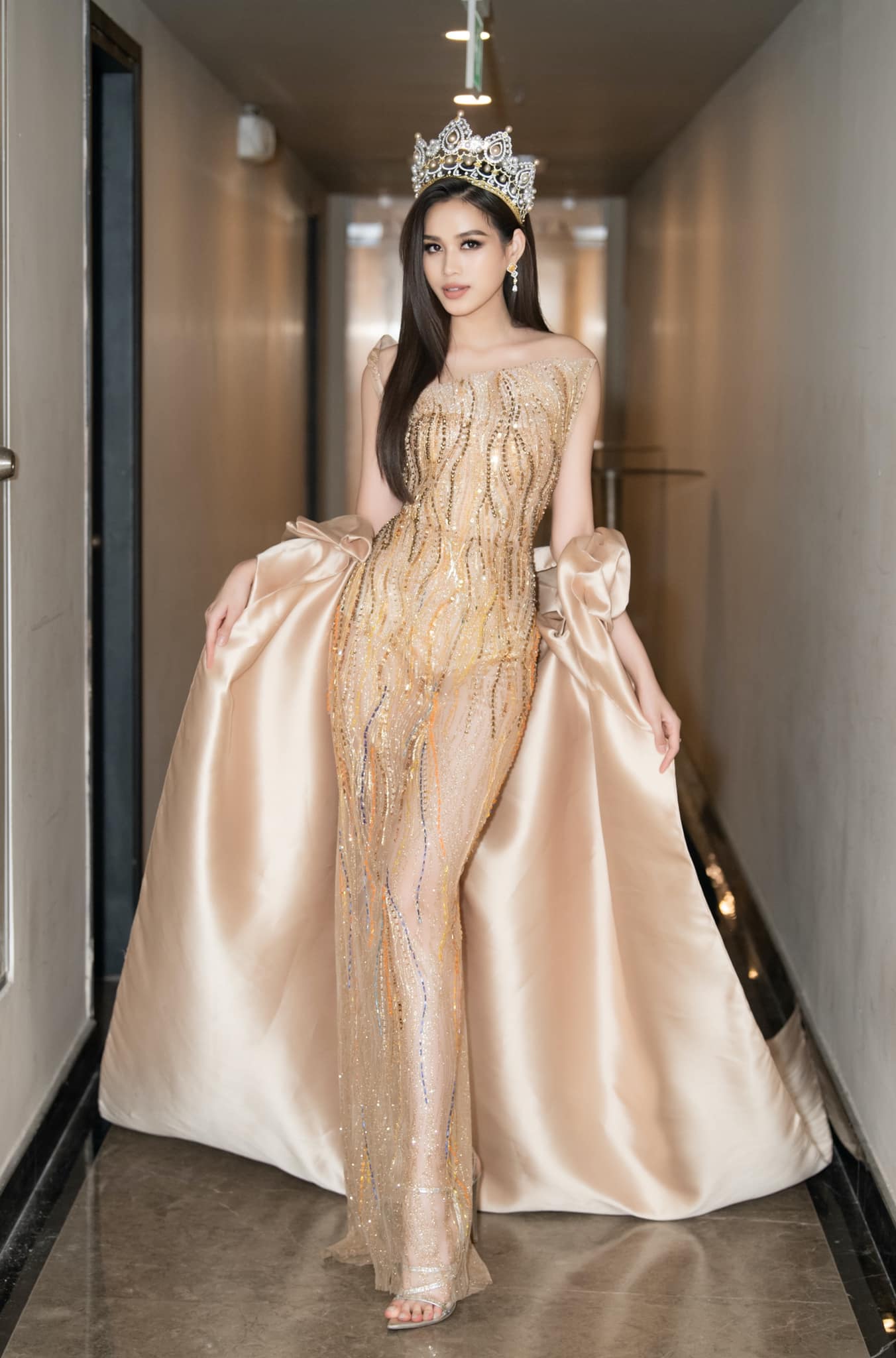 Ngay cả khi kh&ocirc;ng diện v&aacute;y cắt xẻ, Đỗ Thị H&agrave; cũng chọn chất liệu xuy&ecirc;n thấu để ph&ocirc; diễn đ&ocirc;i ch&acirc;n d&agrave;i thằng. 
