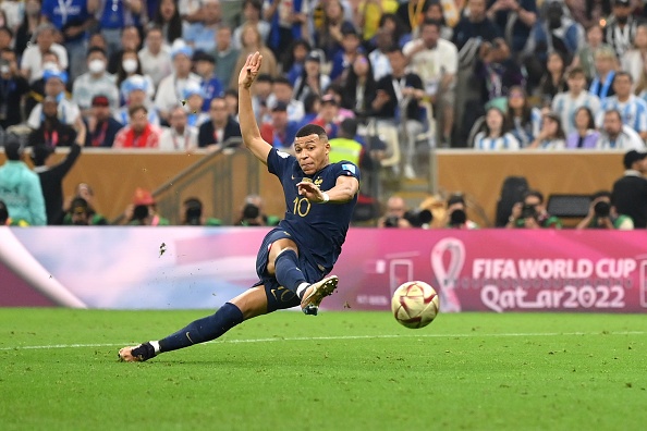 Thi đấu mờ nhạt suốt 2/3 trận đấu, nhưng sự tỏa sáng đúng lúc của Kylian Mbappé đã giúp trận chung kết trở lên hấp dẫn. Anh trở thành vua phá lưới World Cup 2022