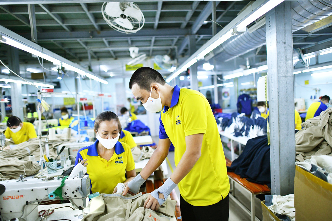 Việc người ti&ecirc;u d&ugrave;ng ch&acirc;u &Acirc;u cắt giảm chi ti&ecirc;u đ&atilde; ảnh hưởng mạnh đến hoạt động sản xuất của c&aacute;c doanh nghiệp ch&acirc;u &Aacute; trong đ&oacute; c&oacute; Việt Nam (trong ảnh: Sản xuất h&agrave;ng xuất khẩu ở C&ocirc;ng ty may Dony tại TPHCM) - ẢNH: HOA L&Agrave;I