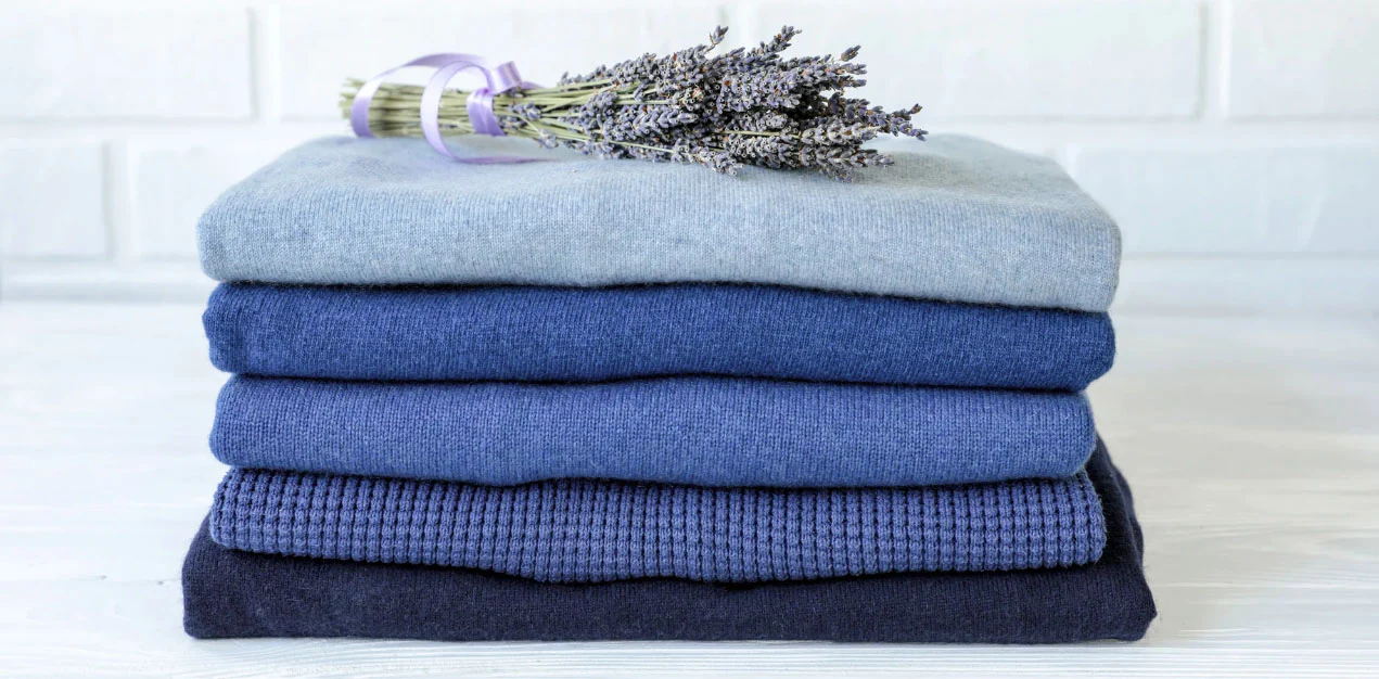 C&aacute;ch tốt nhất để bảo quản len cashmere, lụa, đồ l&ocirc;ng vũ, đồ trang tr&iacute; l&agrave; g&igrave;? Cashmere n&ecirc;n được gấp lại trong ngăn k&eacute;o hoặc tr&ecirc;n kệ. Đừng bao giờ treo len cashmere v&igrave; trọng lực sẽ l&agrave;m n&oacute; biến dạng v&agrave; để lại vết l&otilde;m tr&ecirc;n vai.