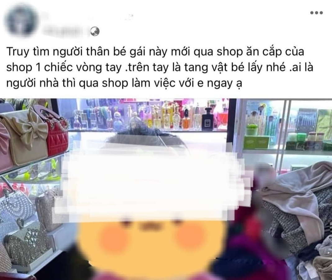 Lấy một chiếc v&ograve;ng tay cao su trị gi&aacute; khoảng 10.000 đồng, ch&aacute;u b&eacute; 5 tuổi bị đăng tải h&igrave;nh ảnh l&ecirc;n mạng x&atilde; hội