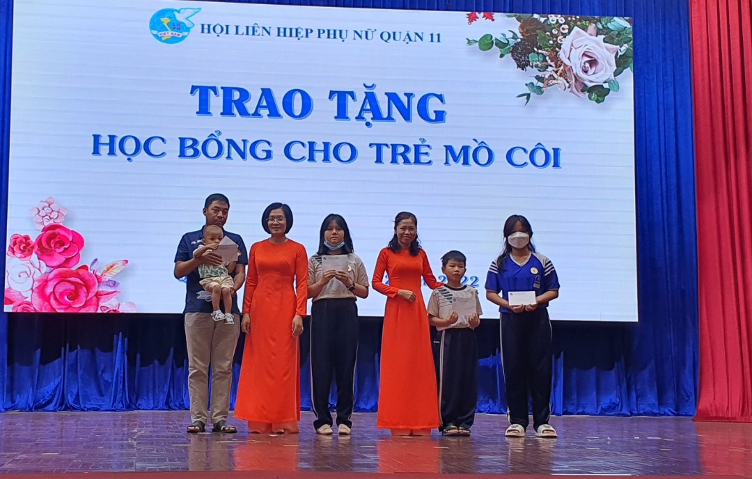 Đồng thời, Hội LHPN quận 11, CLB Nữ doanh nh&acirc;n quận trao hỗ trợ cho 8 em mồ c&ocirc;i, với tổng kinh ph&iacute; tr&ecirc;n 100 triệu đồng.
