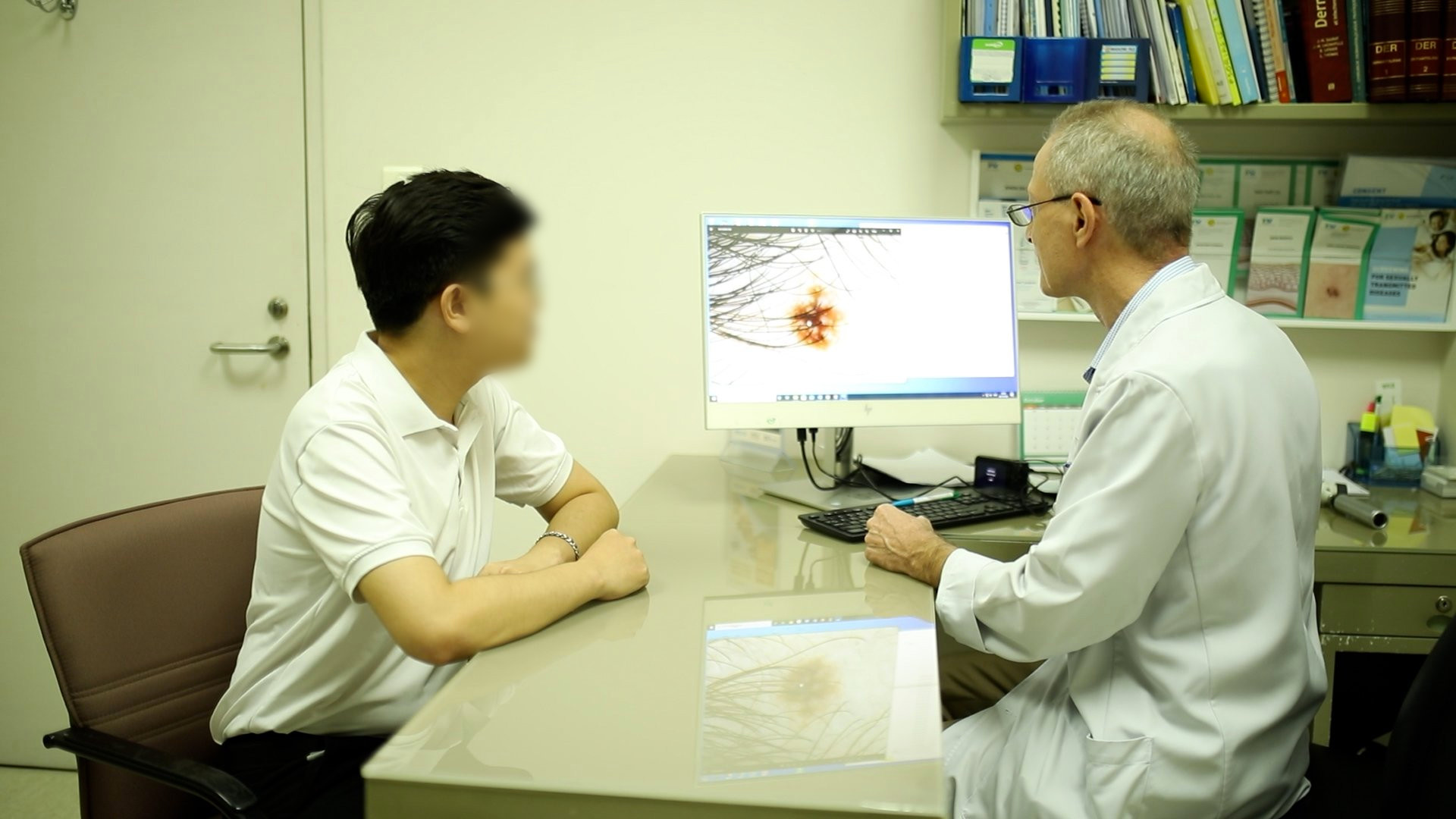 B&aacute;c sĩ Orieux kh&aacute;m v&agrave; tư vấn cho bệnh nh&acirc;n về c&aacute;c bệnh STDs - Ảnh: FV