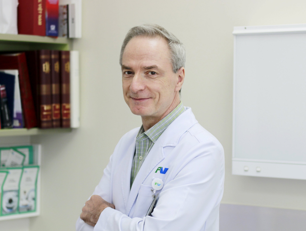 B&aacute;c sĩ Guillaume Orieux - Trưởng khoa Da liễu bệnh viện FV khuy&ecirc;n bệnh nh&acirc;n tầm so&aacute;t c&aacute;c bệnh STDs - Ảnh: FV