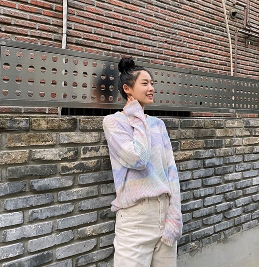 Seolhyun (AOA) trung th&agrave;nh với t&oacute;c b&uacute;i cao qu&yacute; ph&aacute;i v&agrave; sang trọng. Với gương mặt thon gọn c&ugrave;ng kiểu t&oacute;c n&agrave;y được đ&aacute;nh gi&aacute; rất ph&ugrave; hợp với nữ thần tượng. Để c&oacute; vẻ ngo&agrave;i ho&agrave;n hảo hơn, c&ocirc; kh&ocirc;ng qu&ecirc;n để lại nhiều cọng t&oacute;c con che hai b&ecirc;n tr&aacute;n.