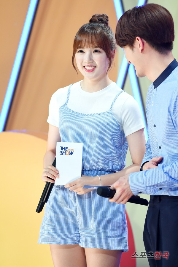 Cựu th&agrave;nh vi&ecirc;n Gfriend Yerin c&oacute; c&aacute;ch b&uacute;i t&oacute;c kh&aacute; s&agrave;nh điệu v&agrave; c&aacute; t&iacute;nh. C&ocirc; gom hết phần t&oacute;c sau b&uacute;i cao kết hợp với kiểu t&oacute;c m&aacute;i ngố gi&uacute;p c&ocirc; n&agrave;ng ăn gian tuổi đ&aacute;ng kể. Với những bạn nữ c&oacute; gương mặt d&agrave;i th&igrave; đ&acirc;y được xem l&agrave; kiểu t&oacute;c v&ocirc; c&ugrave;ng ph&ugrave; hợp để che lấp khuyết điểm.