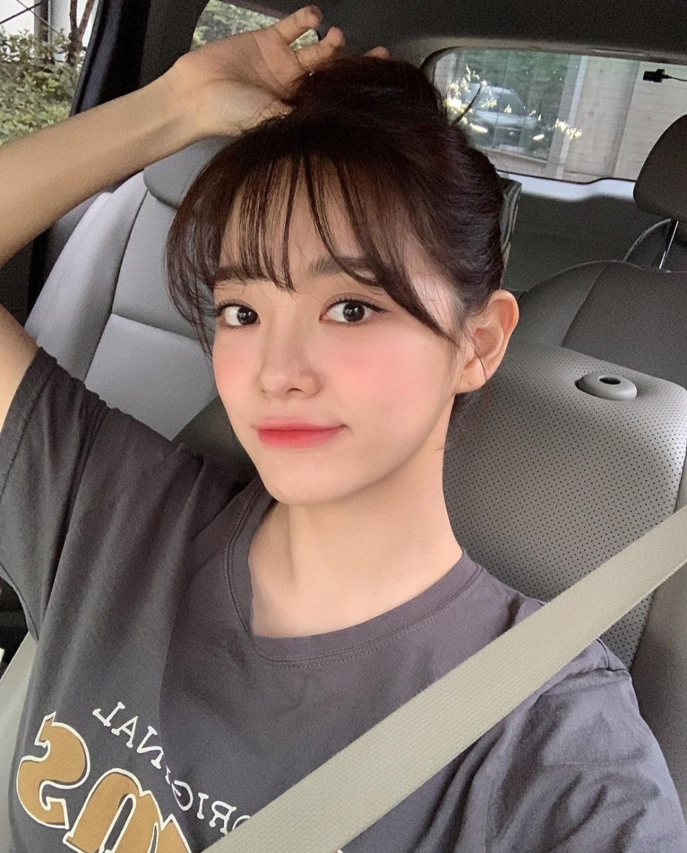Kim Sejeong đ&aacute;ng y&ecirc;u với t&oacute;c b&uacute;i củ tỏi. C&ocirc; kh&ocirc;ng qu&ecirc;n để m&aacute;i lưa thưa vừa tự tin vừa gi&uacute;p vẻ ngo&agrave;i th&ecirc;m phần trẻ trung.