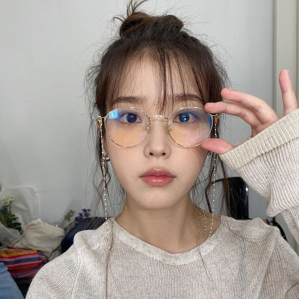 IU được nhiều kh&aacute;n giả đ&aacute;nh gi&aacute; sinh ra để d&agrave;nh cho kiểu t&oacute;c b&uacute;i, từ b&uacute;i cao, b&uacute;i thấp, b&uacute;i gập cho đến b&uacute;i một nửa. Dẫu vậy, b&uacute;i củ tỏi được cho l&agrave; kiểu t&oacute;c m&agrave; c&ocirc; n&agrave;ng y&ecirc;u th&iacute;ch nhất vừa kh&ocirc;ng tốn thời gian vừa gi&uacute;p vẻ ngo&agrave;i đ&aacute;ng y&ecirc;u hơn.