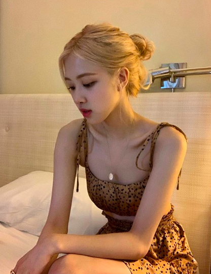 Kh&aacute;c với h&igrave;nh ảnh c&aacute; t&iacute;nh thường ng&agrave;y, Rose (Blackpink) như lột x&aacute;c trong kiểu t&oacute;c b&uacute;i thấp. Vẻ đẹp nữ t&iacute;nh, thuần khiết của nữ thần tượng khiến mọi người li&ecirc;n tưởng đến một n&agrave;ng c&ocirc;ng ch&uacute;a Disney.